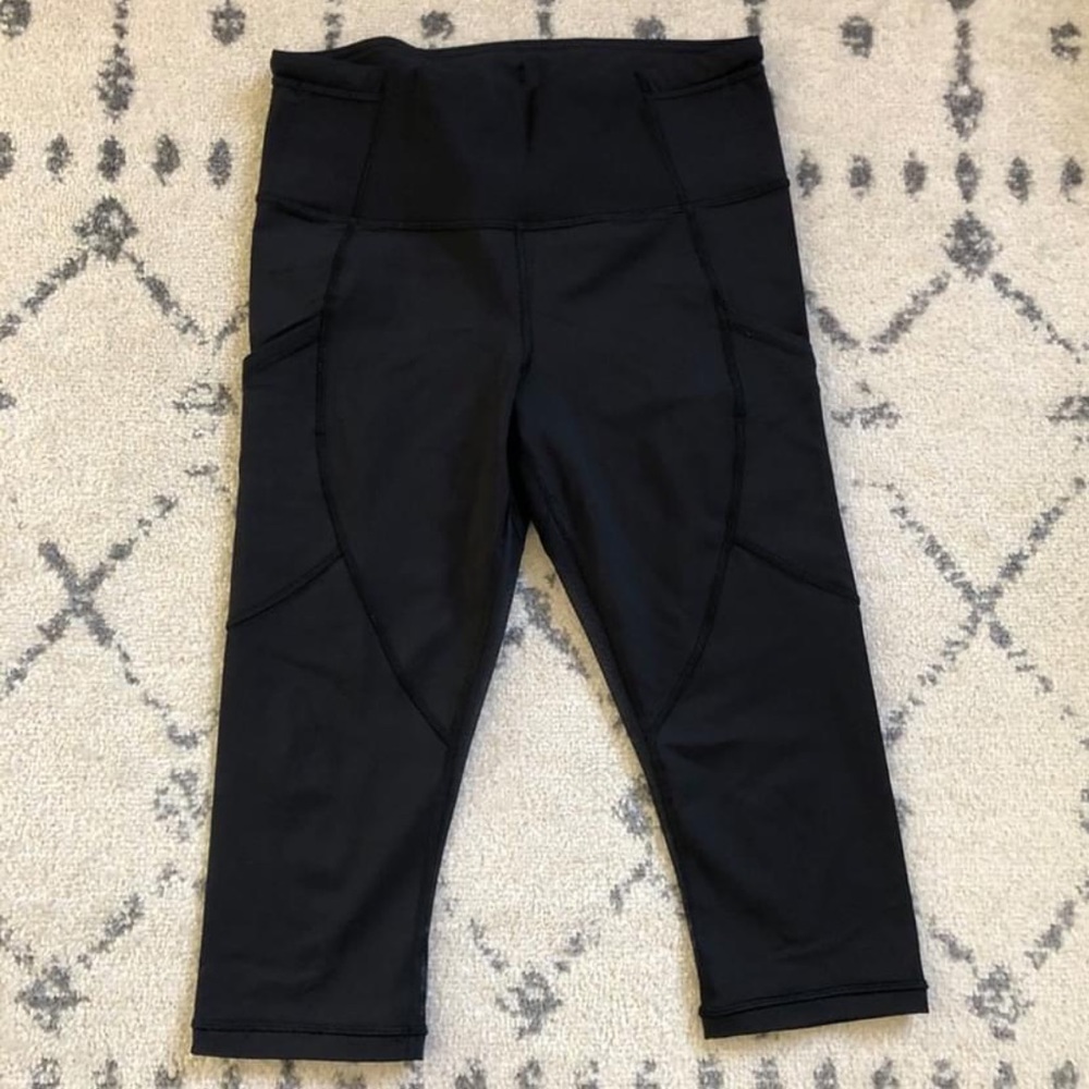 Lululemon Outrun Crop 17 in black size is 6 or 8